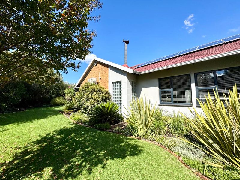 Elegant Family Living with Luxury Finishes, Solar Power & Stunning Entertainment Areas - Photo 2