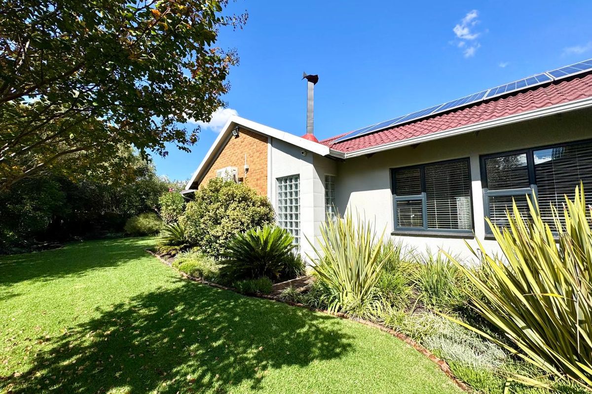 Elegant Family Living with Luxury Finishes, Solar Power & Stunning Entertainment Areas - Photo 2