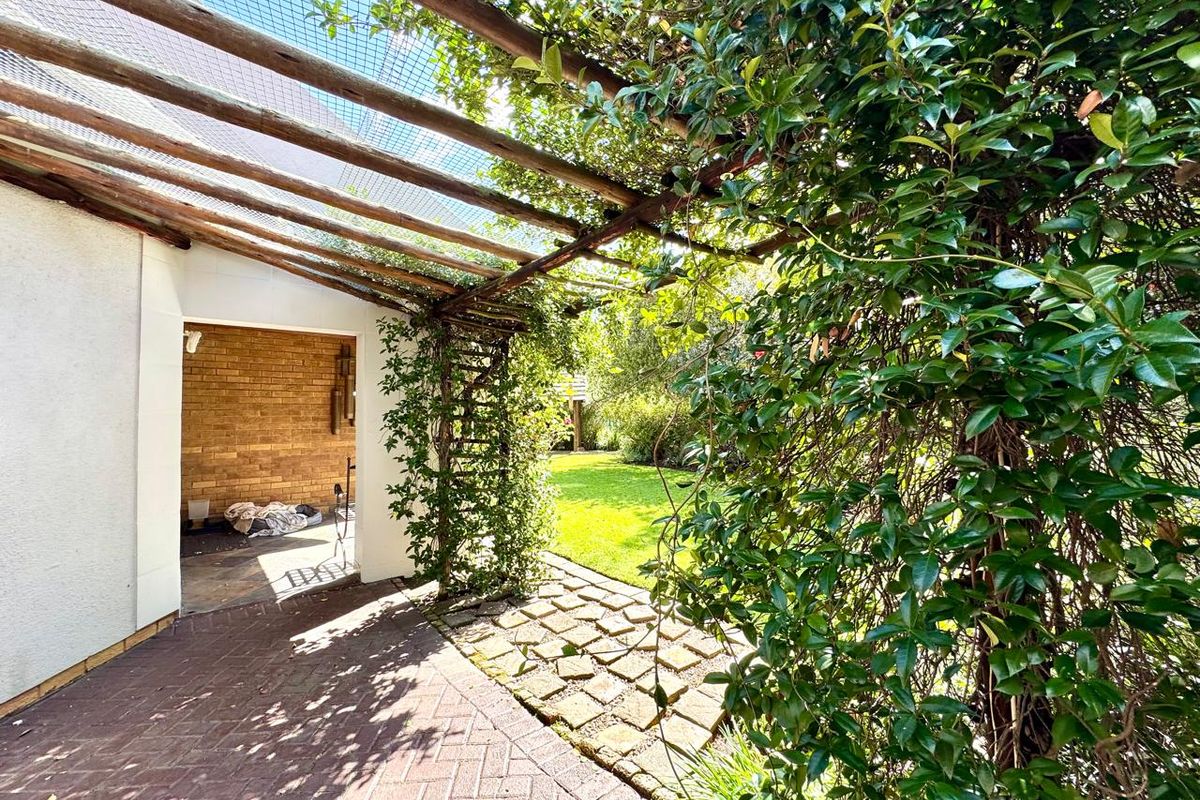 Elegant Family Living with Luxury Finishes, Solar Power & Stunning Entertainment Areas - Photo 3