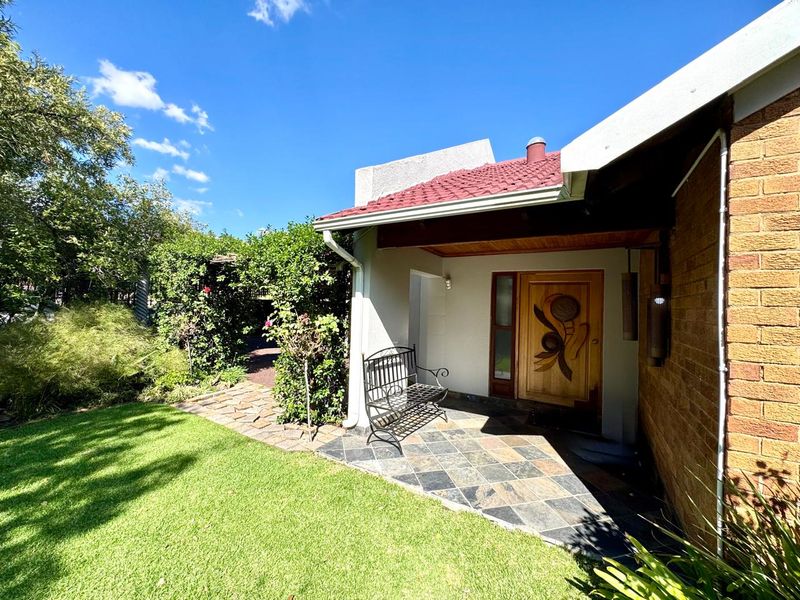 Elegant Family Living with Luxury Finishes, Solar Power & Stunning Entertainment Areas - Photo 4