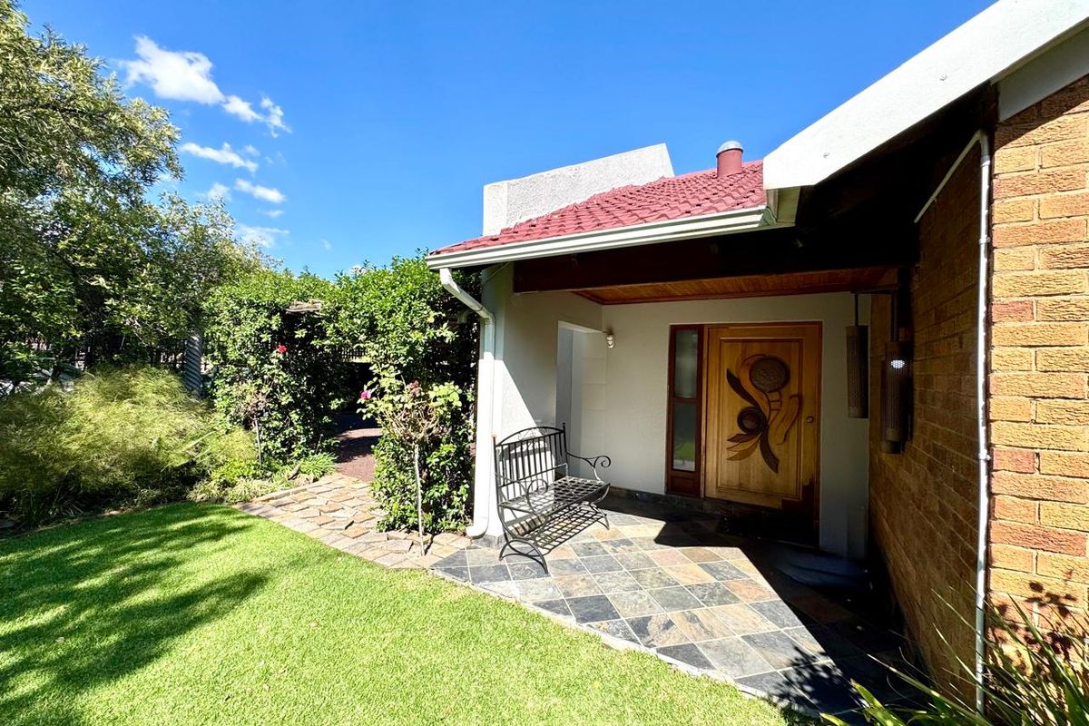 Elegant Family Living with Luxury Finishes, Solar Power & Stunning Entertainment Areas - Photo 4