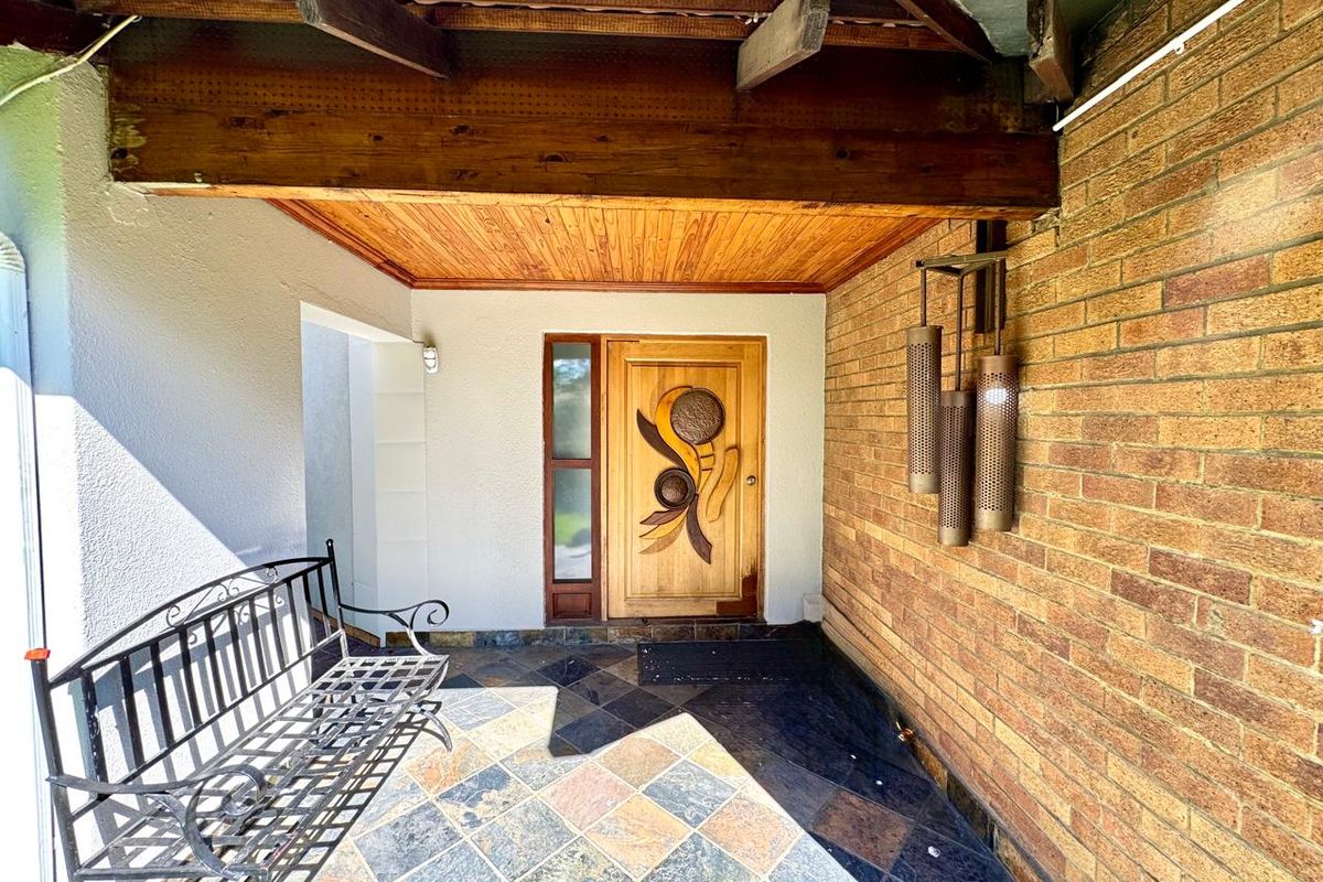Elegant Family Living with Luxury Finishes, Solar Power & Stunning Entertainment Areas - Photo 5
