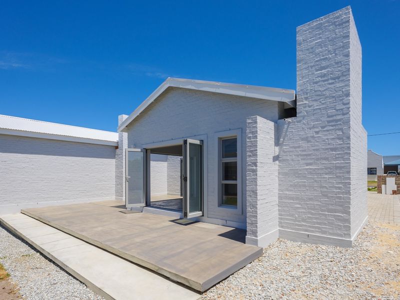 Brand-New Struisbaai Gem – Just 700m from the Main Beach! - Photo 5