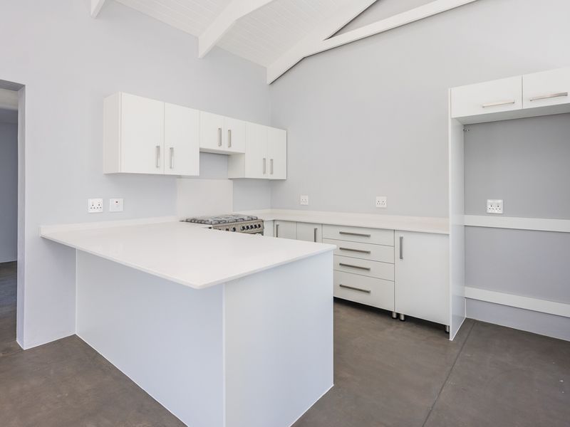 Brand-New Struisbaai Gem – Just 700m from the Main Beach! - Photo 10