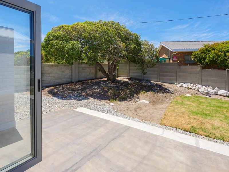 Brand-New Struisbaai Gem – Just 700m from the Main Beach! - Photo 7