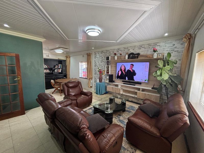 Modern Newly Renovated Family Home For Sale In Evander! - Photo 9