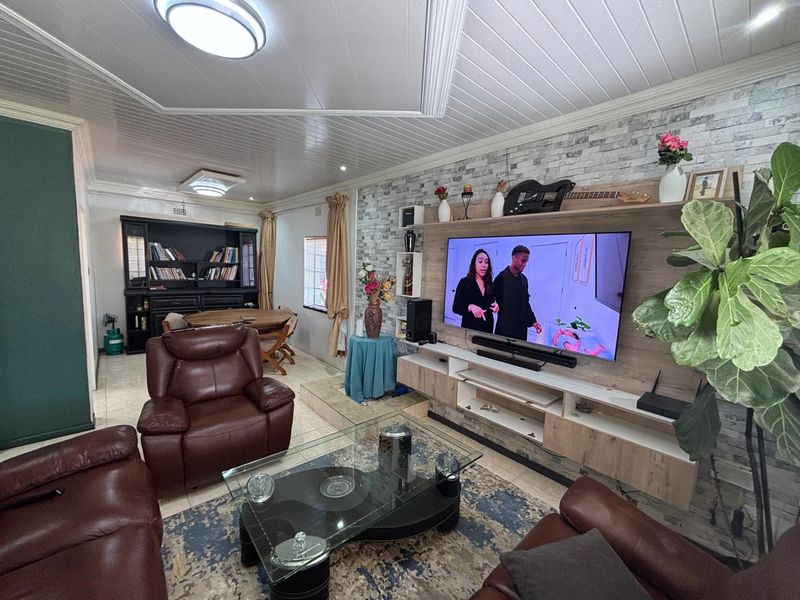 Modern Newly Renovated Family Home For Sale In Evander! - Photo 8