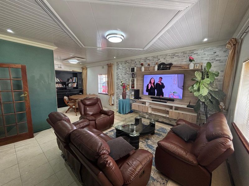 Modern Newly Renovated Family Home For Sale In Evander! - Photo 7