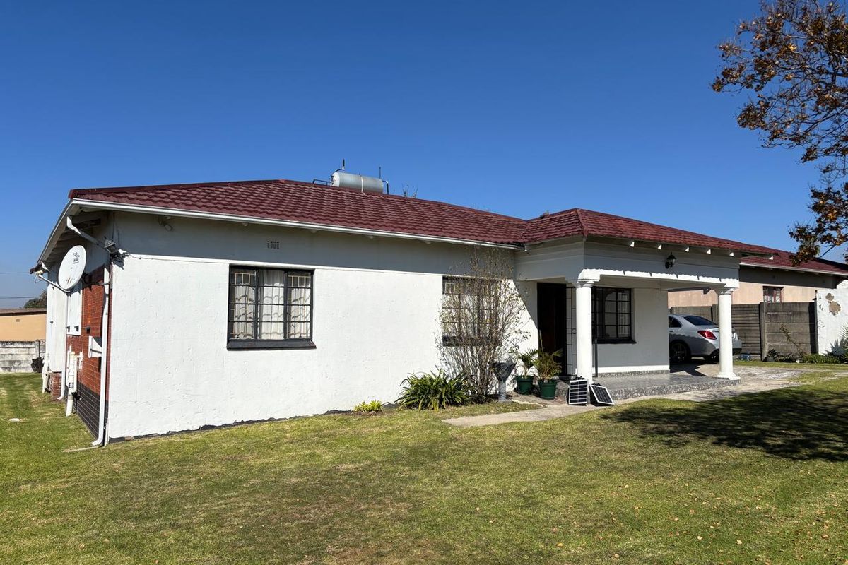 Modern Newly Renovated Family Home For Sale In Evander! - Photo 2