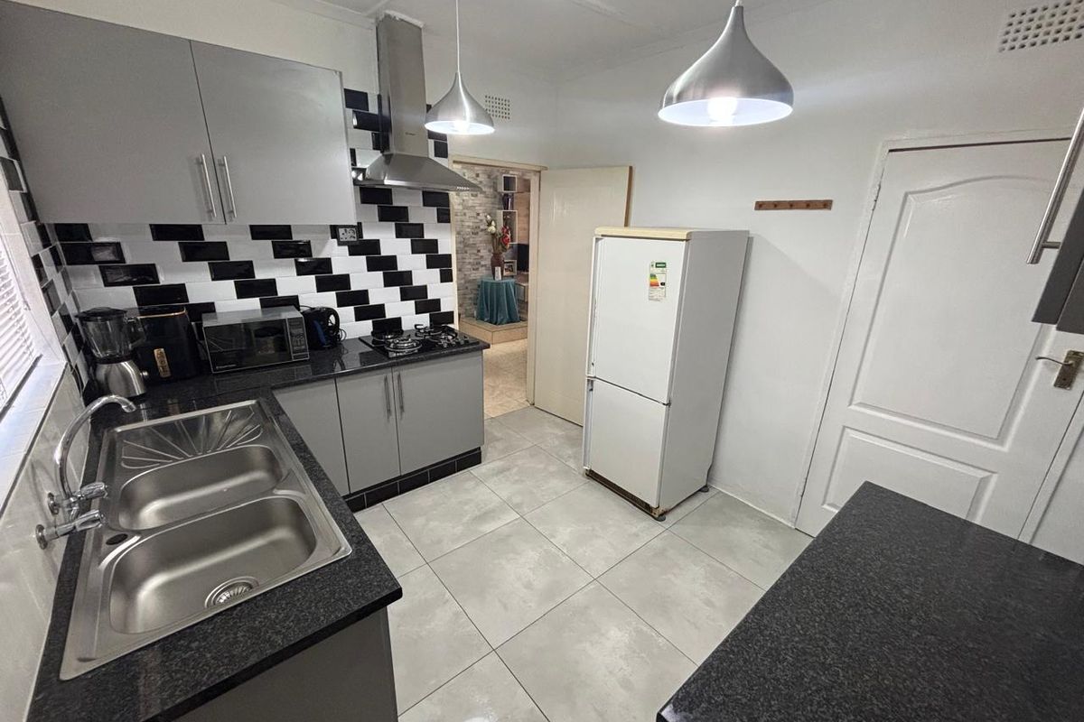 Modern Newly Renovated Family Home For Sale In Evander! - Photo 3