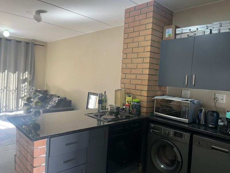 Attractive Ground Floor Apartment in Waterfall Ridge Complex - Photo 2