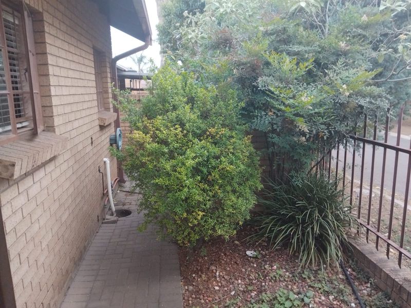 2 Bedroom House - Photo 9