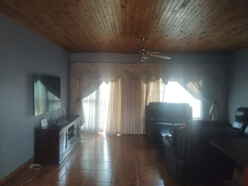 2 Bedroom House - Photo 10