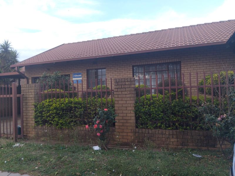 2 Bedroom House - Photo 2