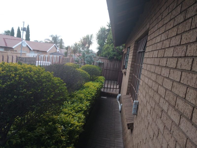 2 Bedroom House - Photo 4