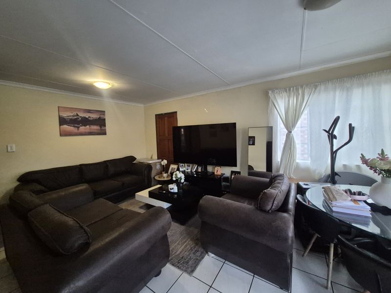 Three Bedroom Townhouse To Let In Evander! - Photo 8