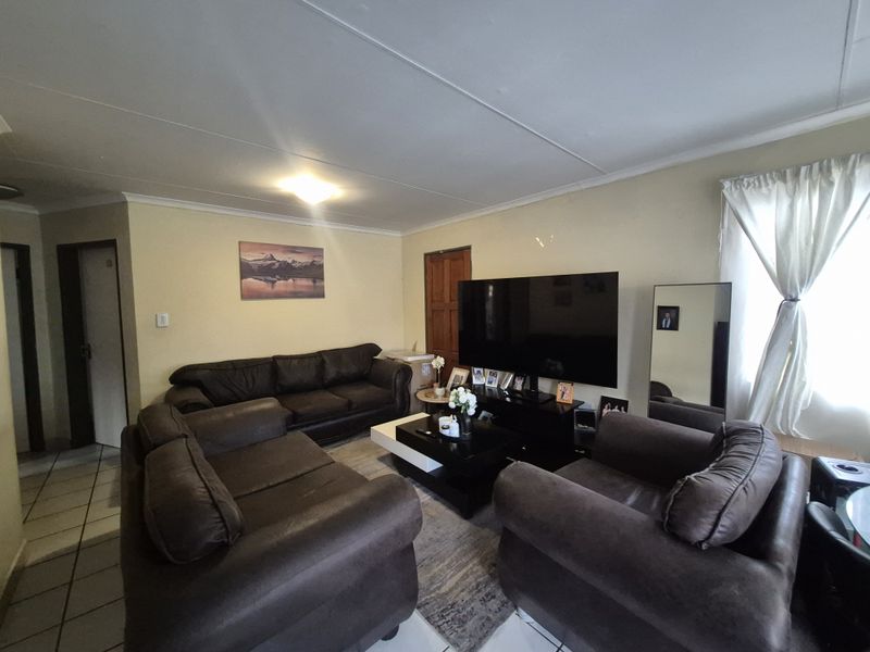 Three Bedroom Townhouse To Let In Evander! - Photo 7