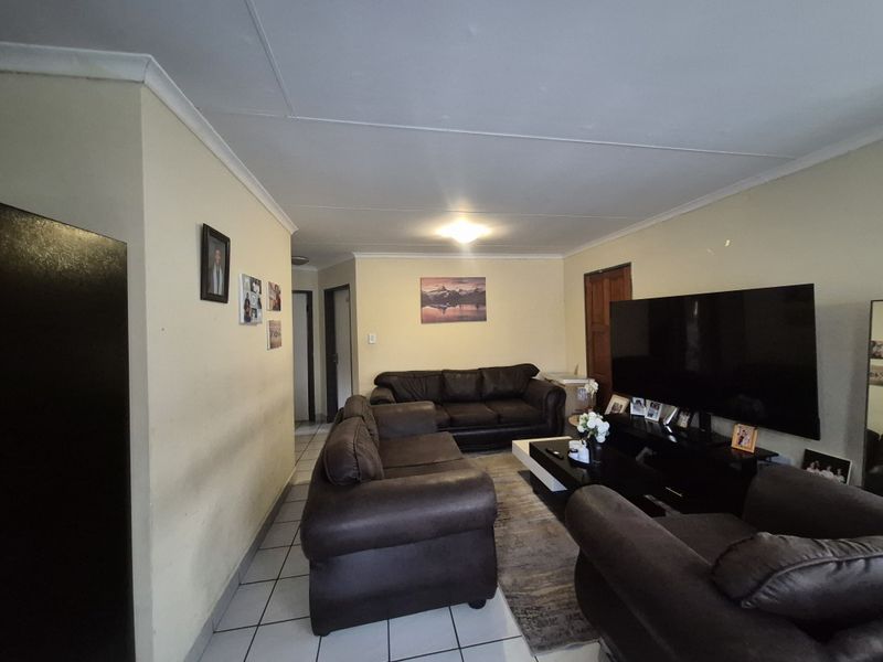 Three Bedroom Townhouse To Let In Evander! - Photo 6