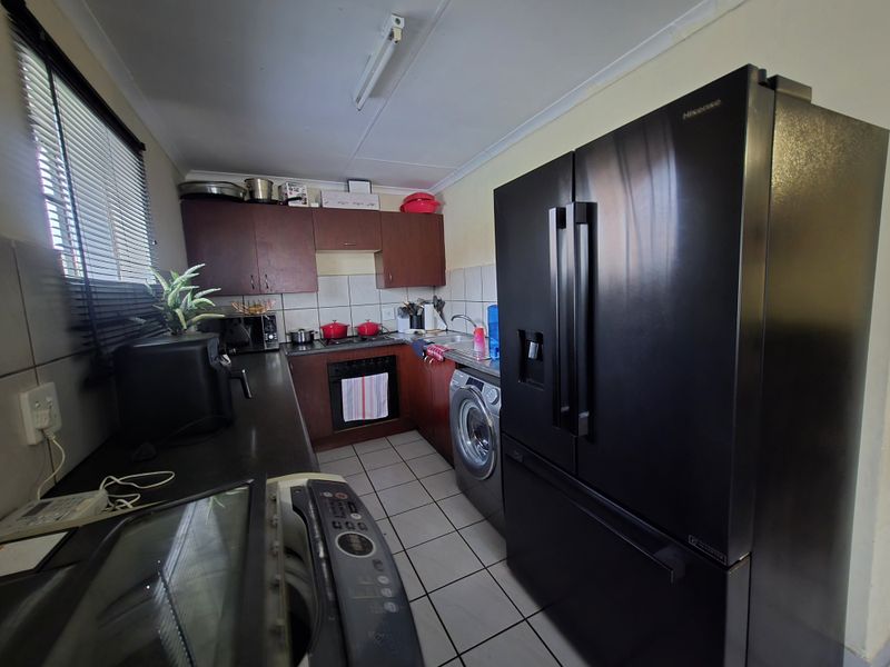 Three Bedroom Townhouse To Let In Evander! - Photo 2