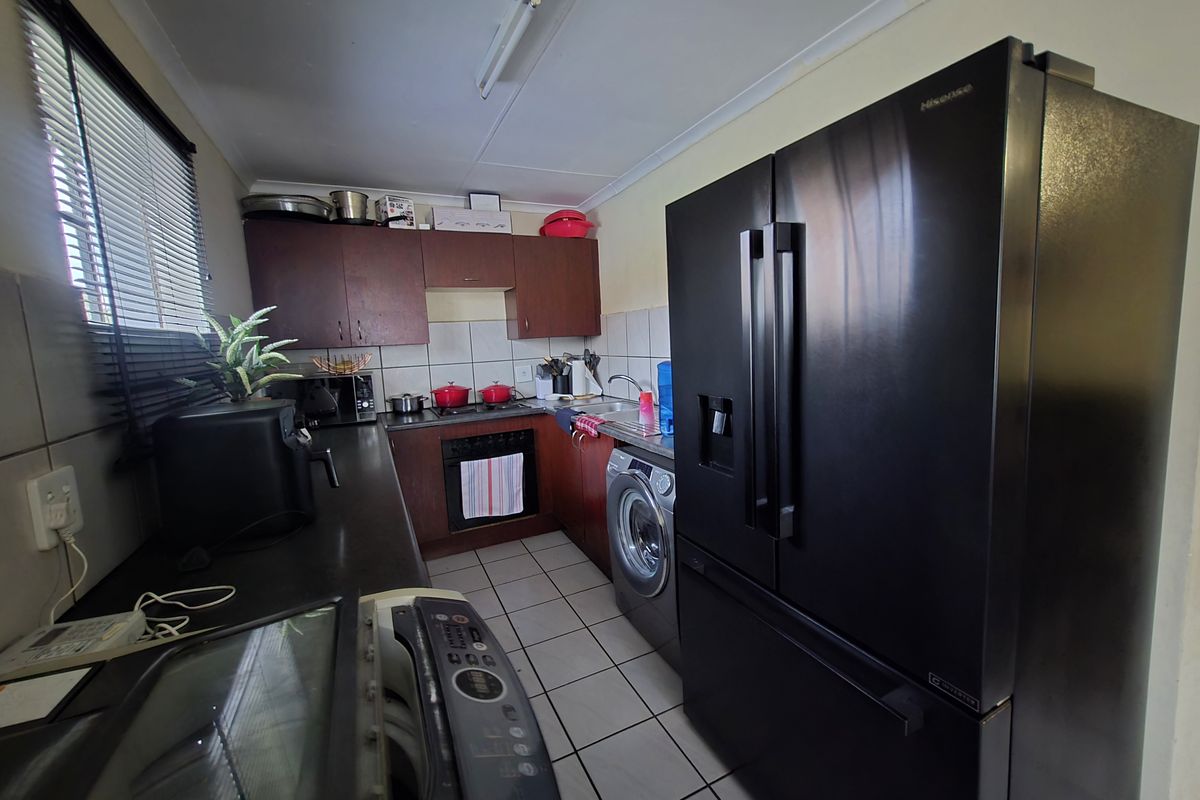 Three Bedroom Townhouse To Let In Evander! - Photo 2