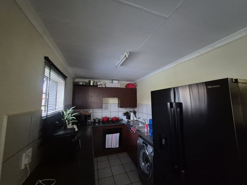 Three Bedroom Townhouse To Let In Evander! - Photo 4