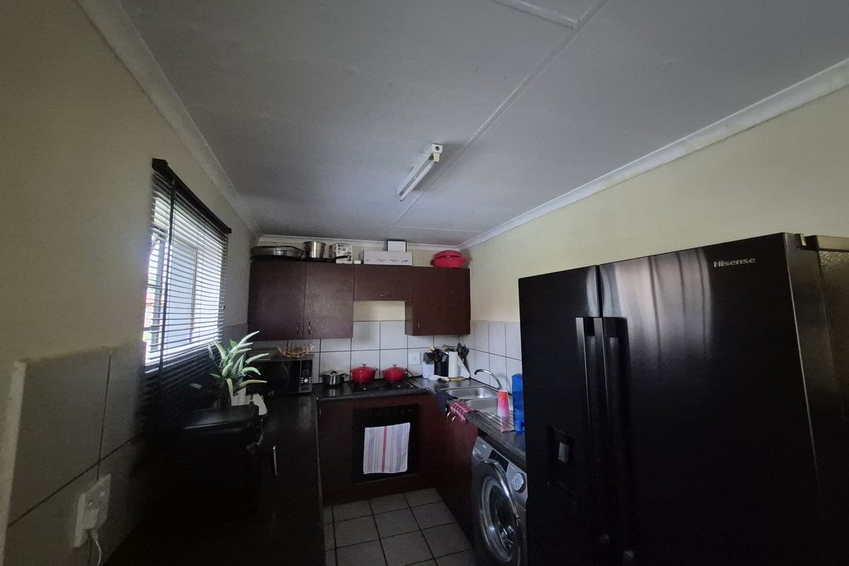 Three Bedroom Townhouse To Let In Evander! - Photo 4
