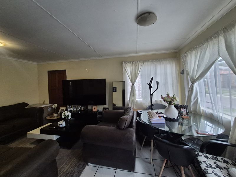 Three Bedroom Townhouse To Let In Evander! - Photo 5