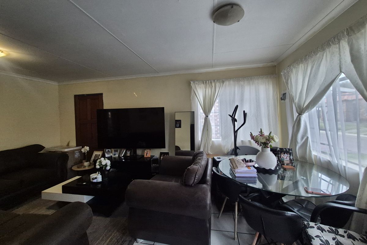 Three Bedroom Townhouse To Let In Evander! - Photo 5