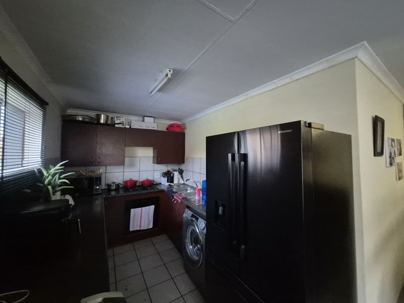 Three Bedroom Townhouse To Let In Evander! - Photo 3