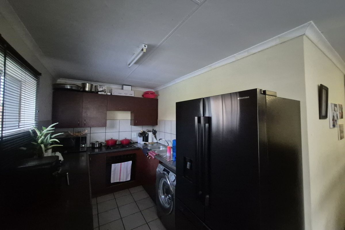 Three Bedroom Townhouse To Let In Evander! - Photo 3