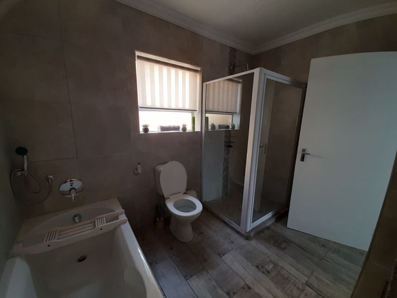 2-Bedroom Furnished Apartment with Stunning Sea Views -Private Entrance, situated in Dana Bay - Photo 10