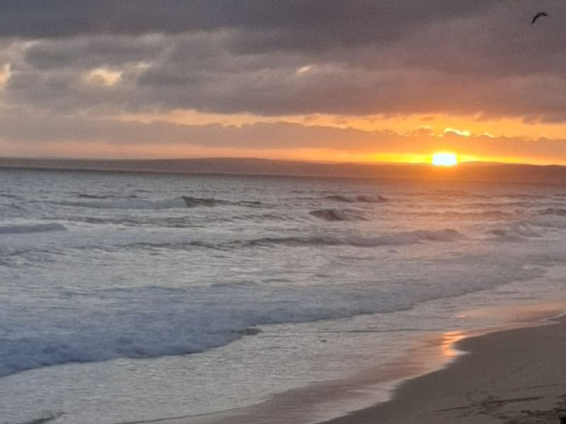 2-Bedroom Furnished Apartment with Stunning Sea Views -Private Entrance, situated in Dana Bay - Photo 4