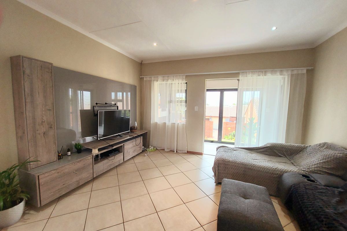 Elegant Retreat in Prestigious Mooikloof Ridge Estate - Photo 2