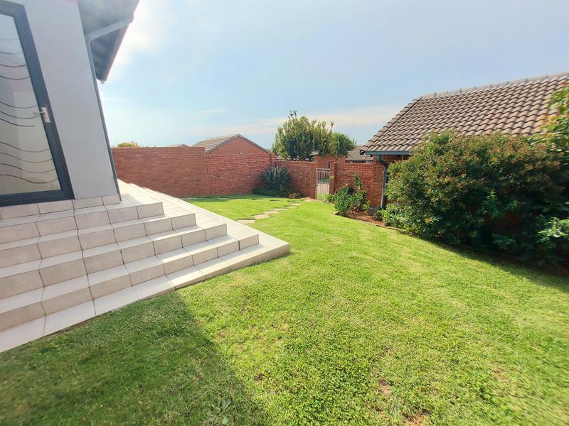 Elegant Retreat in Prestigious Mooikloof Ridge Estate - Photo 6