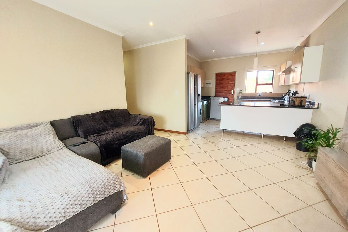 Elegant Retreat in Prestigious Mooikloof Ridge Estate - Photo 4