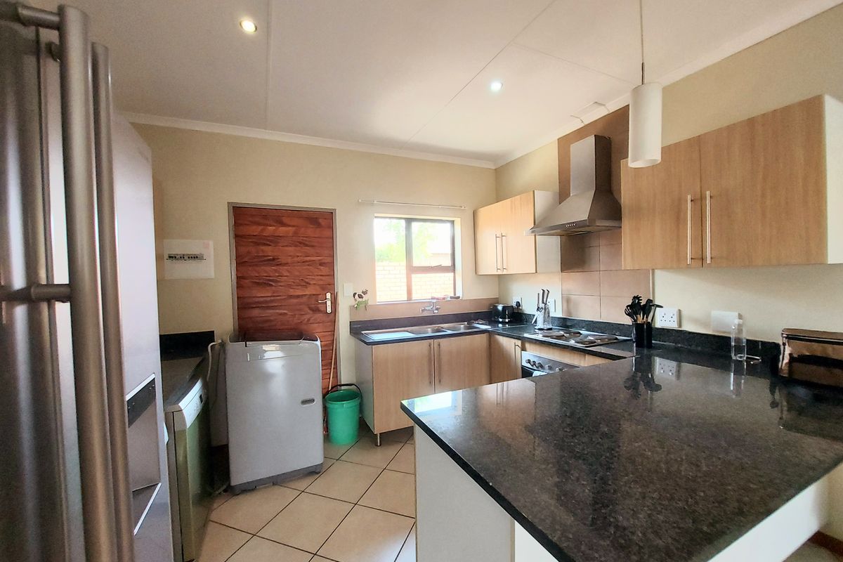 Elegant Retreat in Prestigious Mooikloof Ridge Estate - Photo 3