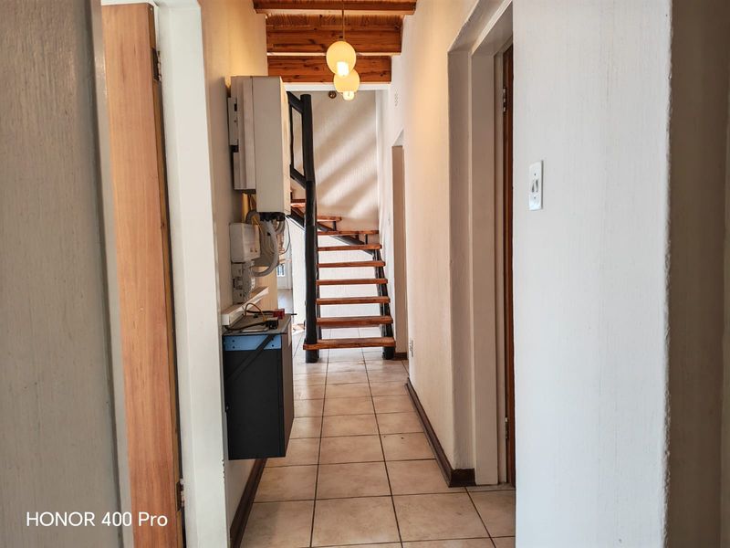 Charming Thatched Home in Sought-After 12 Laing Street,Paulshof - Photo 9