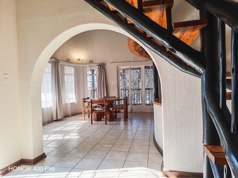Charming Thatched Home in Sought-After 12 Laing Street,Paulshof - Photo 8
