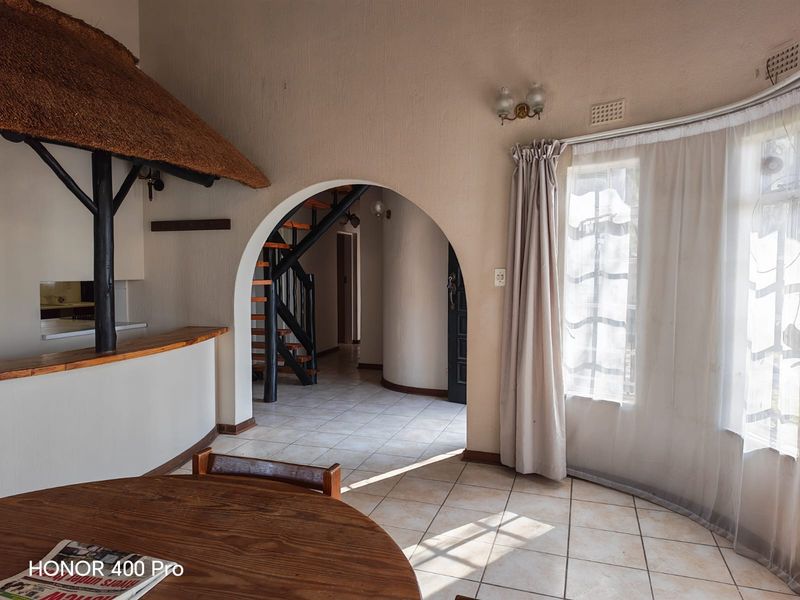 Charming Thatched Home in Sought-After 12 Laing Street,Paulshof - Photo 6