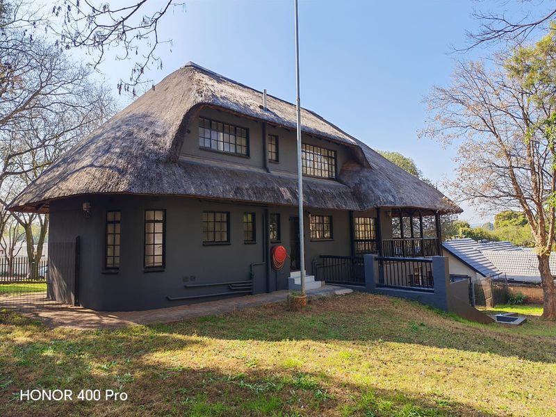 Charming Thatched Home in Sought-After 12 Laing Street,Paulshof - Photo 1