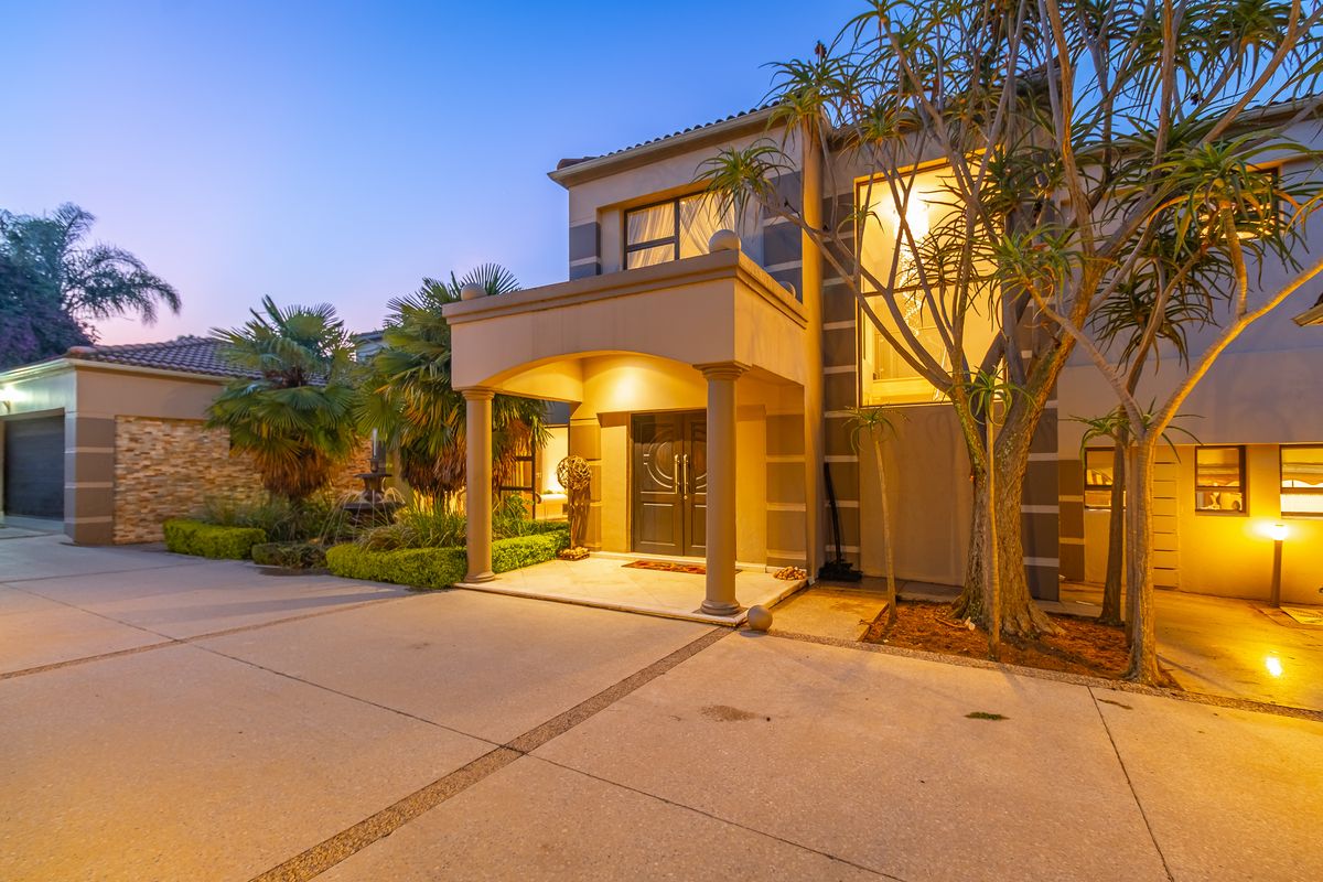 A grand family residence featuring 26 rooms including an event room - Photo 5