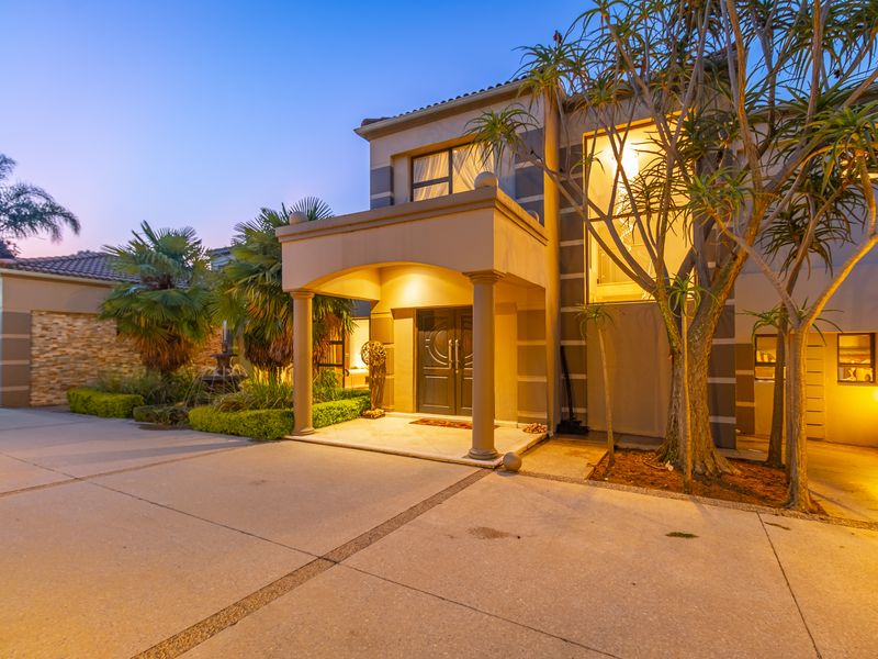 A grand family residence featuring 26 rooms including an event room - Photo 5