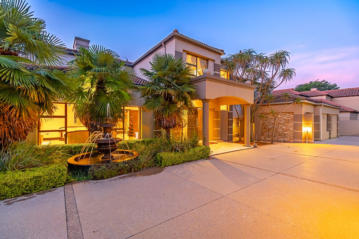 A grand family residence featuring 26 rooms including an event room - Photo 2