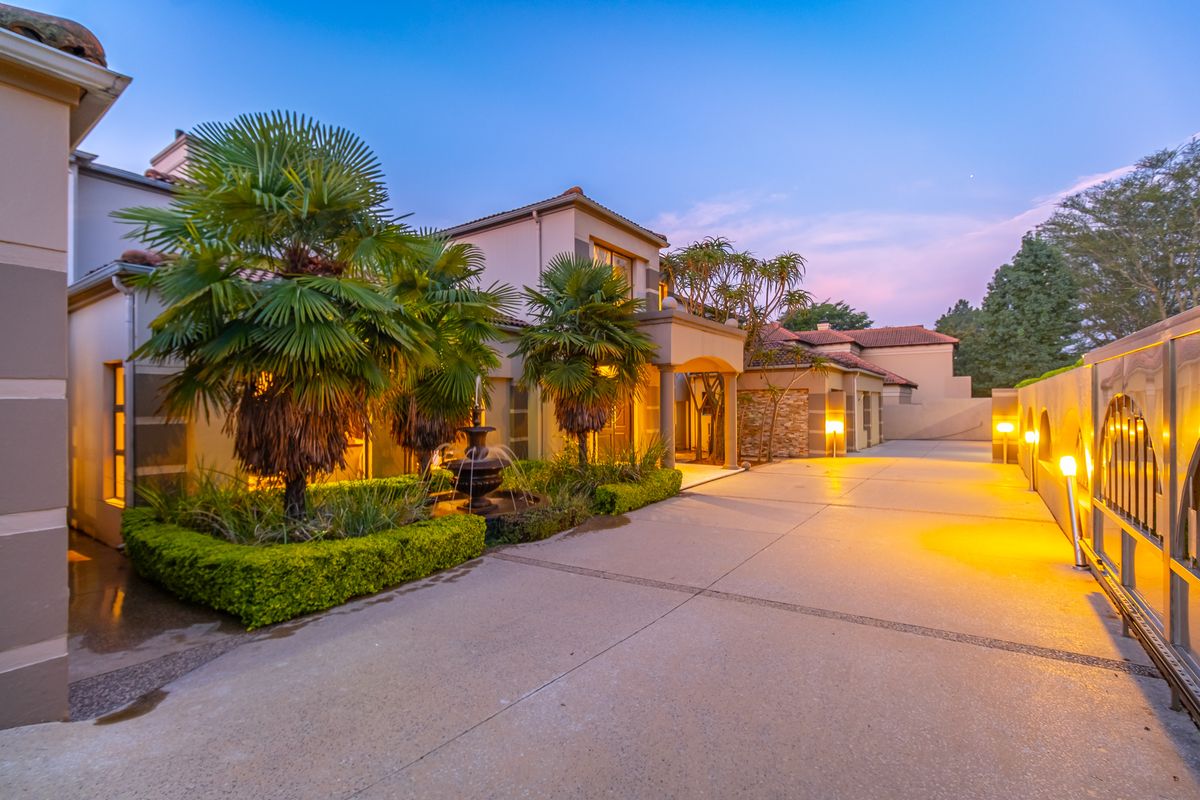 A grand family residence featuring 26 rooms including an event room - Photo 3