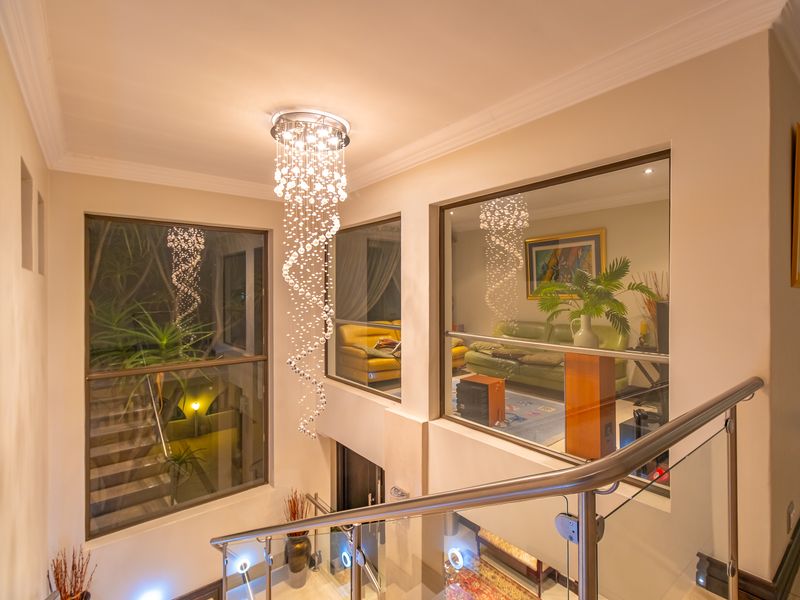 A grand family residence featuring 26 rooms including an event room - Photo 10