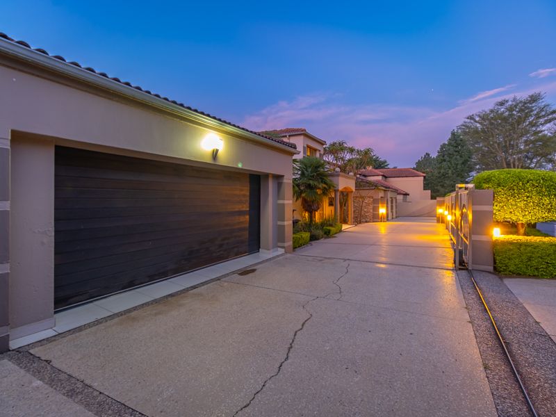 A grand family residence featuring 26 rooms including an event room - Photo 7