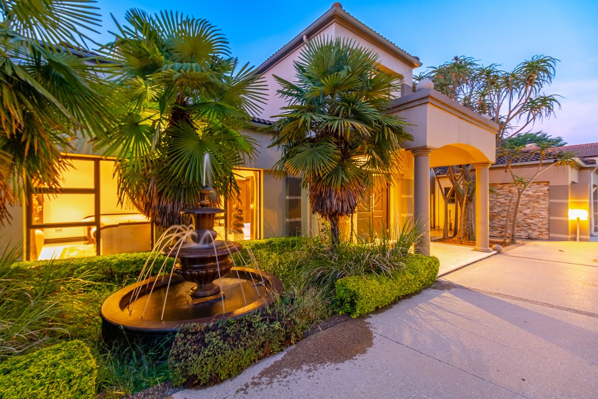 A grand family residence featuring 26 rooms including an event room - Photo 4