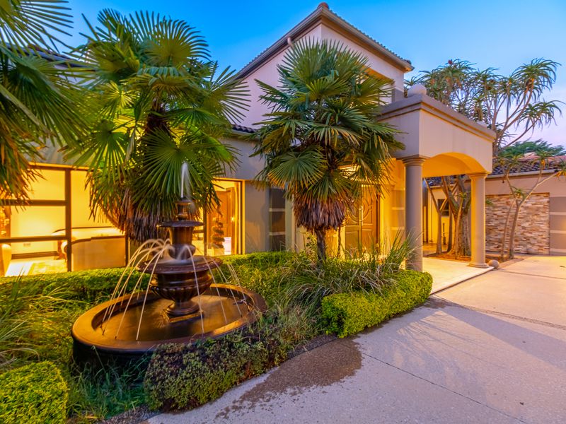 A grand family residence featuring 26 rooms including an event room - Photo 4