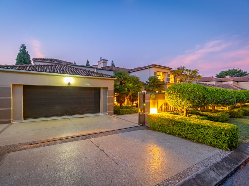 A grand family residence featuring 26 rooms including an event room - Photo 6