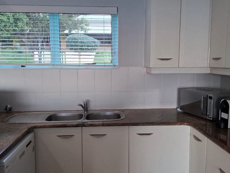 Prime Apartment with Coastal Charm & Breathtaking Sea Views - Photo 9